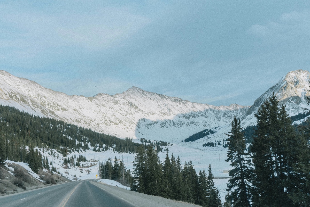 Colorado-snowy-mountains-road